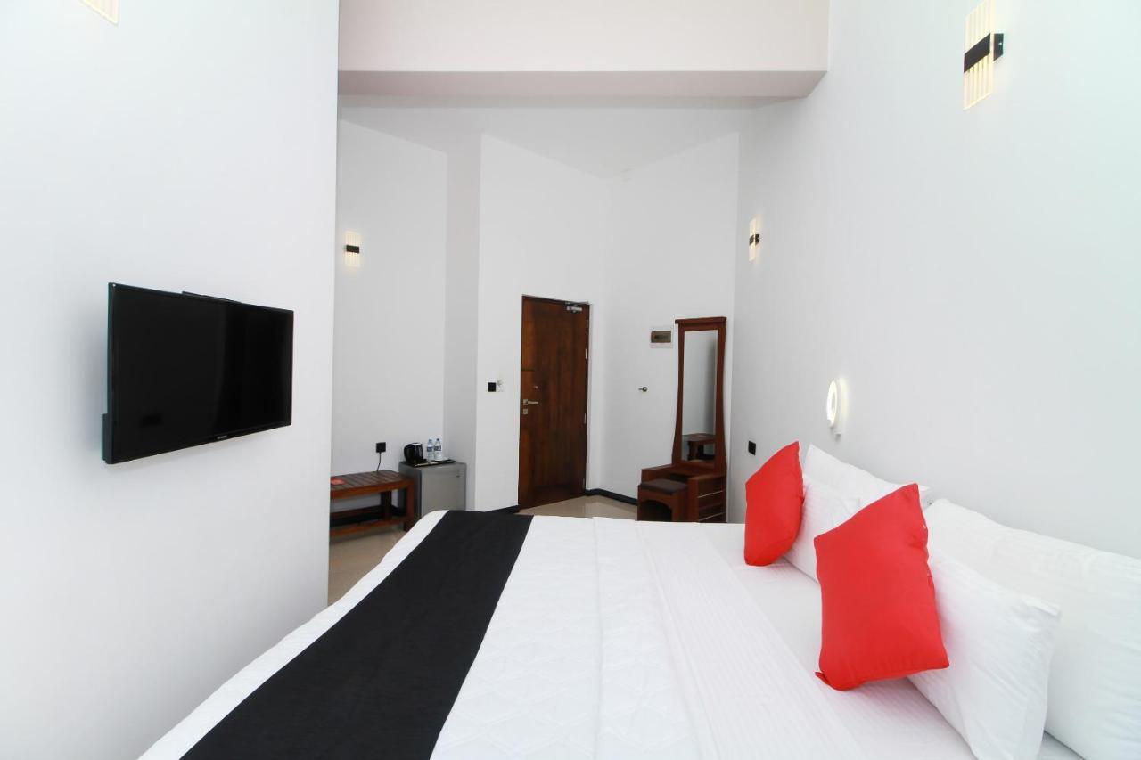 Grace Beach Resort By Travel Corners Negombo Bagian luar foto